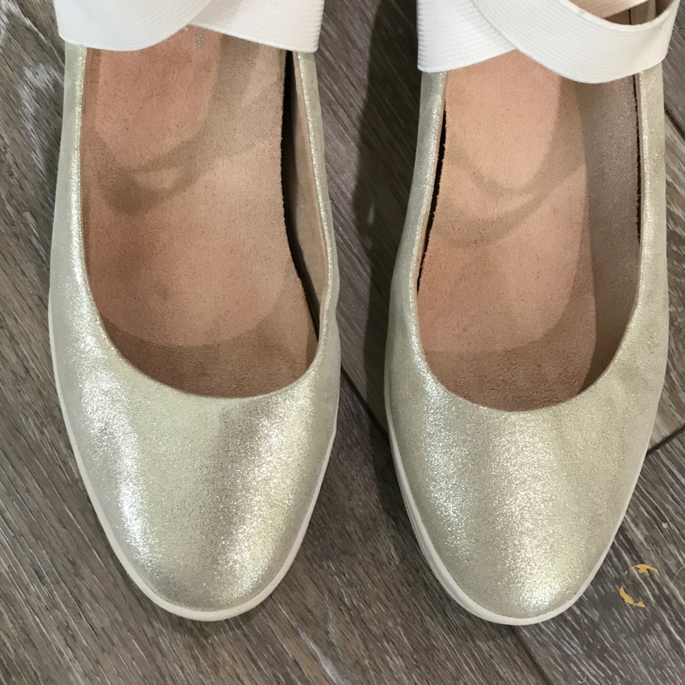 Vionic Ellery Wedges - Picture 2 of 11